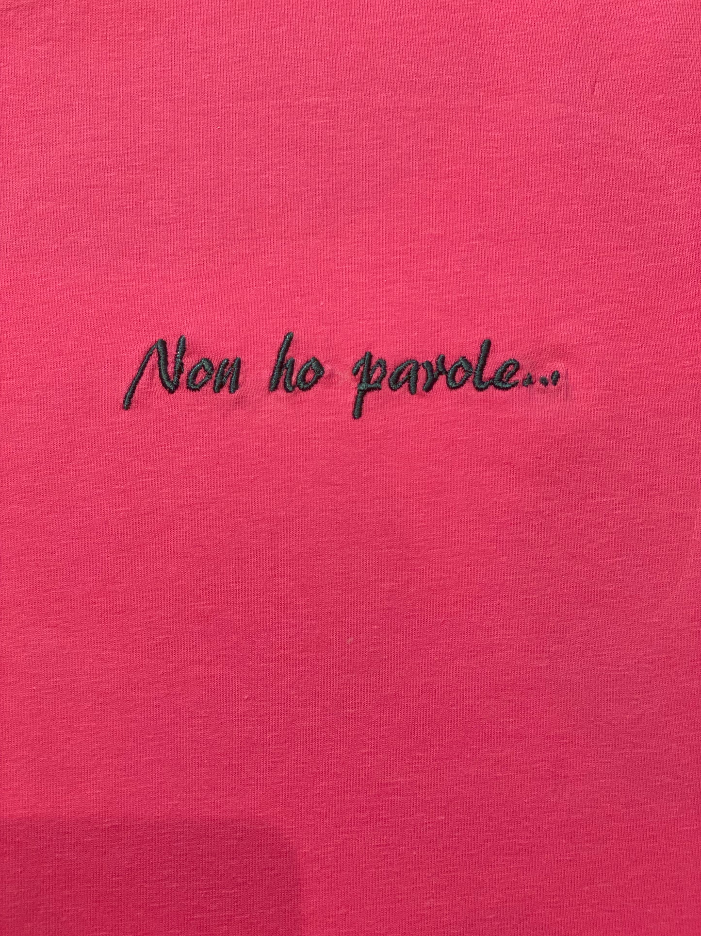 T-Shirt uni avec phrases brodées